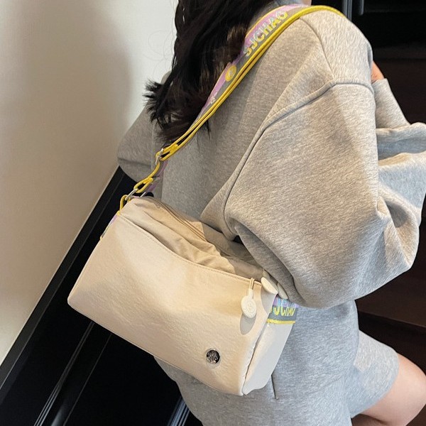 Large-capacity tote bag for women, 2025 new niche jacquard canvas single-shoulder bag, a versatile commuting bag for college students attending classes Application Scenario