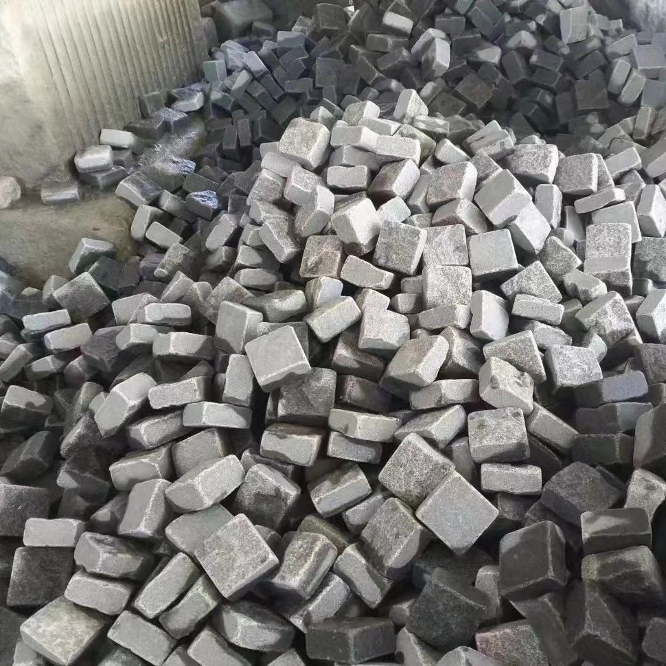 Sesame grey granite natural surface horseshoe stone manufacturer Sesame black small square 10.10 small material anti-slip floor paving stone Application Scenario