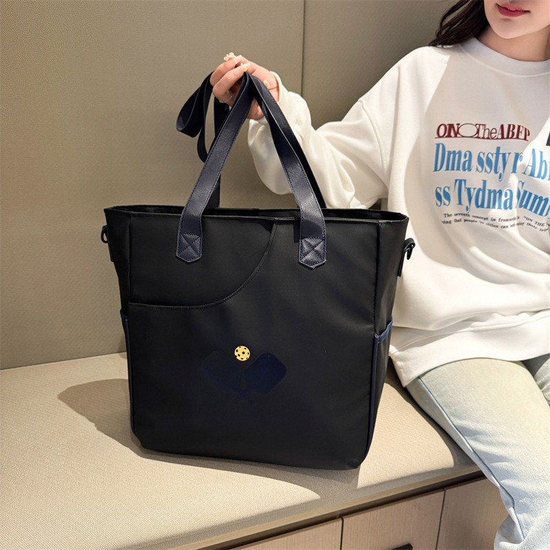Large-capacity lightweight women's yoga bag, fashionable and durable hand-held shoulder travel bag, table tennis racket, outdoor sports bag Application Scenario