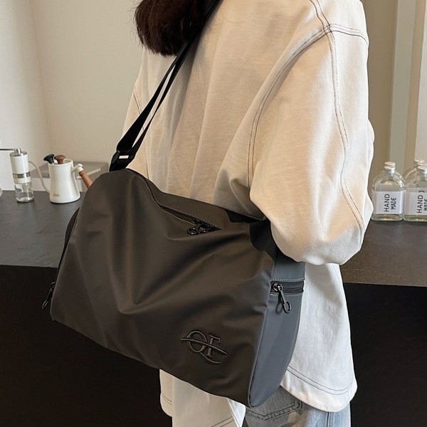 A new stylish large-capacity commuter small bag for women, a 2024 new casual and versatile underarm bag and crossbody square bag Application Scenario