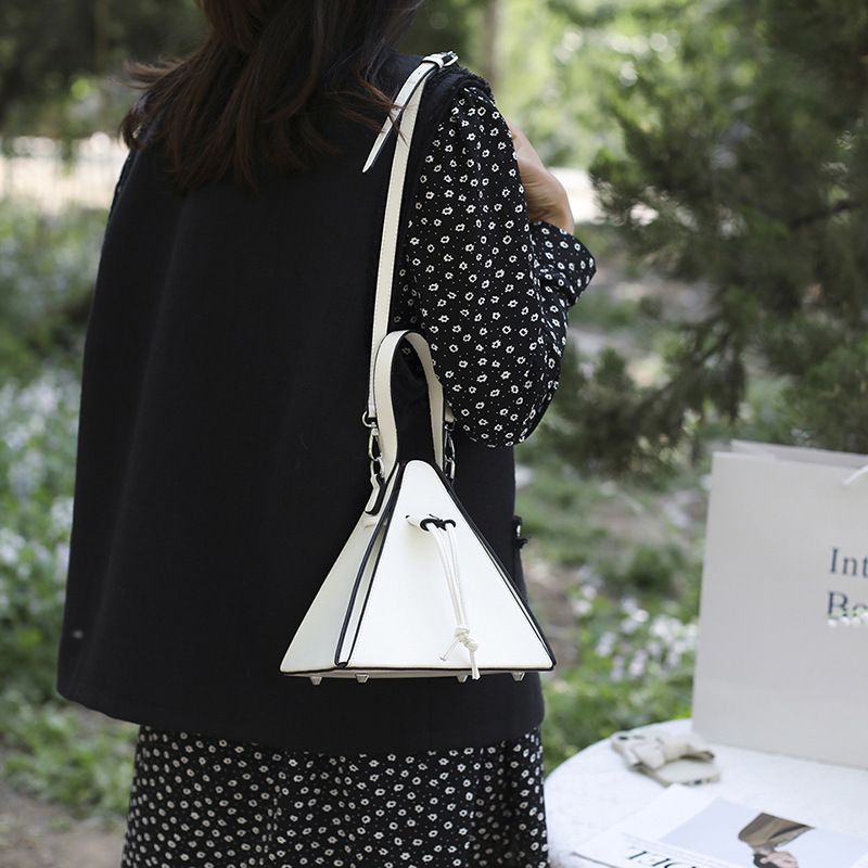 A trendy women's handbag with a unique design and a retro European and American style in 2022, featuring an ins single-shoulder crossbody bag Application Scenario