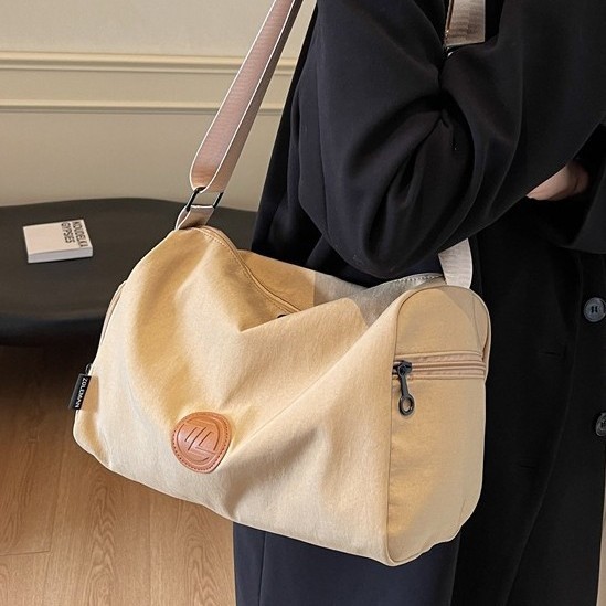 New niche tote bags for autumn and winter, large-capacity, lightweight and casual bucket bags, outdoor sports bags, and simple crossbody bags full figure