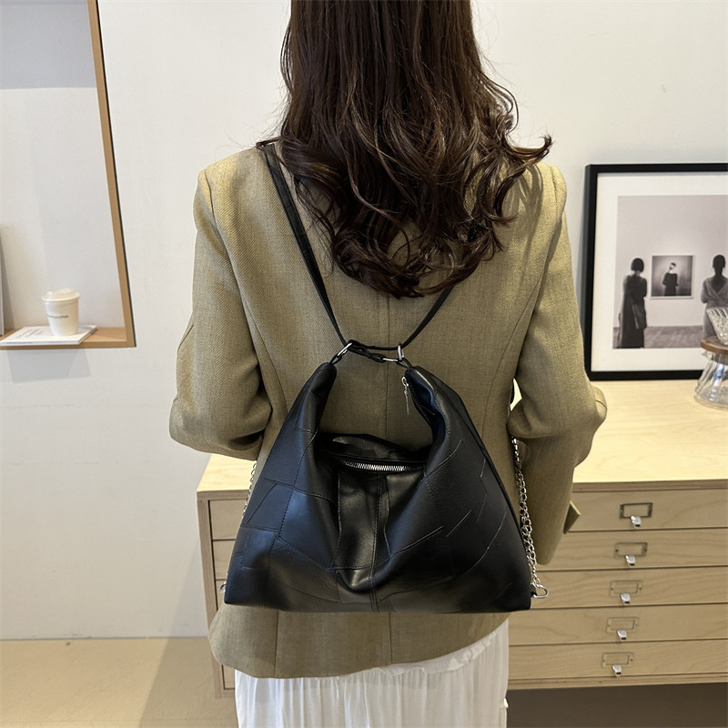 A new fashionable, casual and commuting tote bag for women, featuring a niche and simple underarm bag with a large capacity and a single shoulder Specification drawing