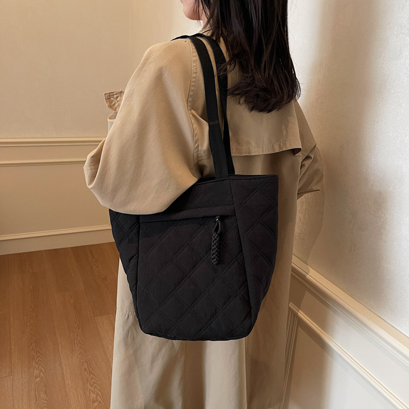 Casual large-capacity bag for women, 2024 new diamond-shaped fashionable versatile hand-held tote bag, autumn and winter single-shoulder crossbody bag details Picture