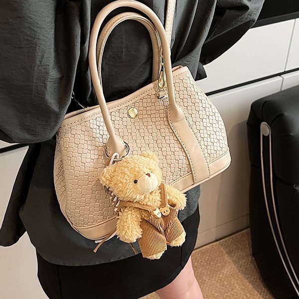Korean niche design handbag, simple commuting single-shoulder bag, women's 2025 summer trendy new solid color crossbody bag Application Scenario