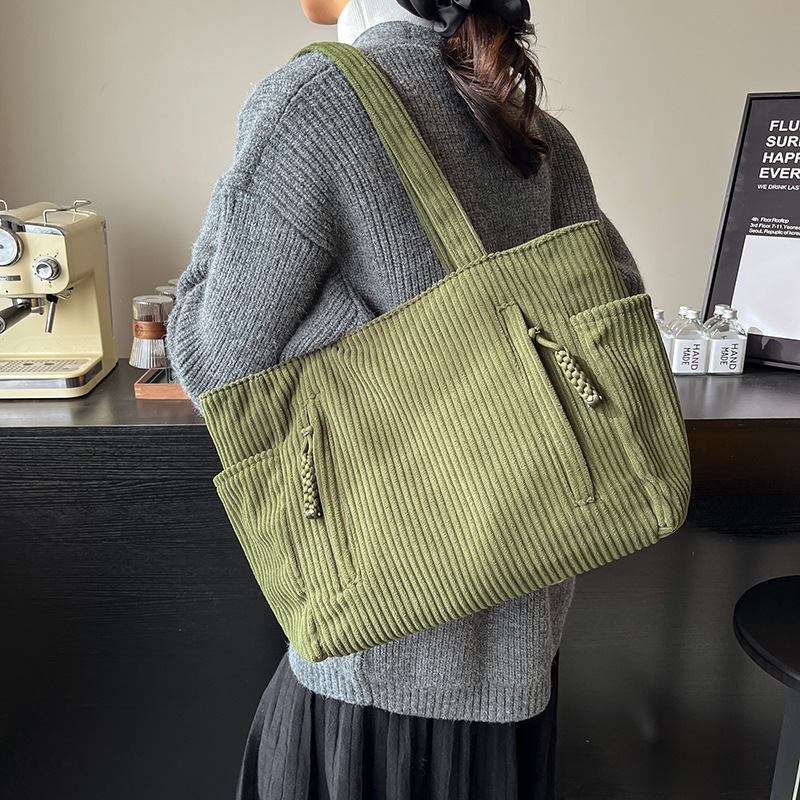 Large-capacity corduroy bag for women, new winter 2024 versatile and fashionable single-shoulder bag, casual student commuting tote bag details Picture
