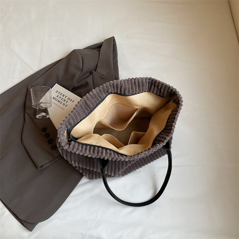 Casual large-capacity corduroy bag for women, 2024 new autumn and winter versatile shoulder bag, ins fashionable commuter tote bag Application Scenario