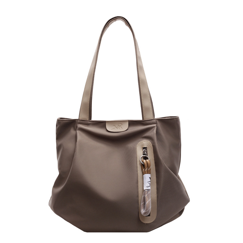 A new high-end and fashionable tote bag with a large capacity and a laid-back shoulder and armpit bag. It's a versatile and casual lady's shoulder bag for autumn and winter Item Picture