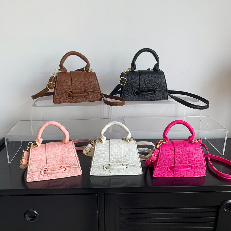 A mini and stylish chain crossbody bag for women in the early autumn of 2023, featuring a unique design Specification drawing