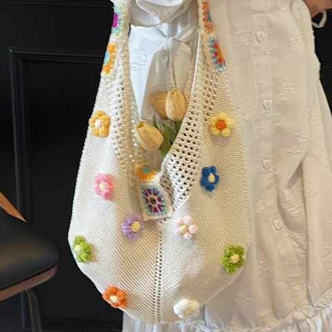 The new Korean-style single-shoulder tote bag with woven flowers features a laid-back, simple, trendy, fashionable and individualistic style details Picture