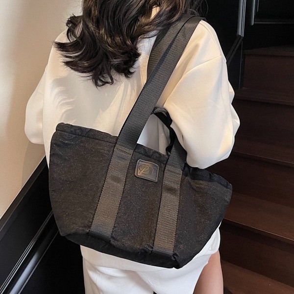 A new versatile tote bag with large capacity on one shoulder, a fashionable denim handbag, and a light and casual crossbody bag Application Scenario