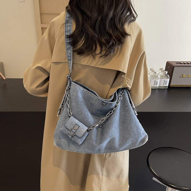 American retro-style denim chain bag, women's street motorcycle style single-shoulder bag, 2024 new fashion crossbody bag details Picture