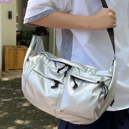 Japanese-style large-capacity commuter bag, crossbody bag, female art student class bag, male postman bag, casual and versatile single-shoulder bag full figure