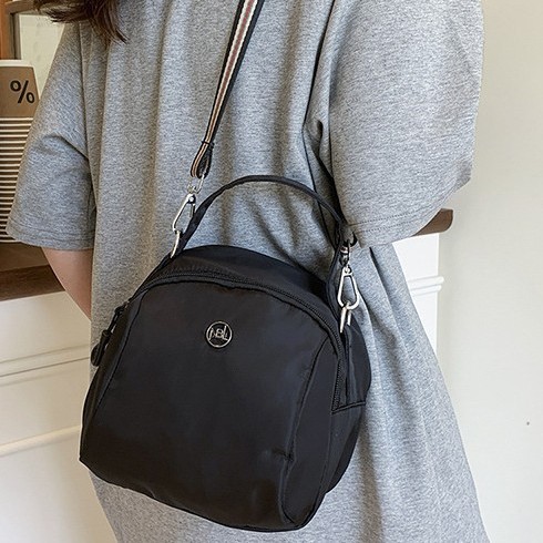 A new minimalist single-shoulder, eye-catching handbag from Shell bags for women, a versatile, large-capacity, trendy crossbody bag details Picture