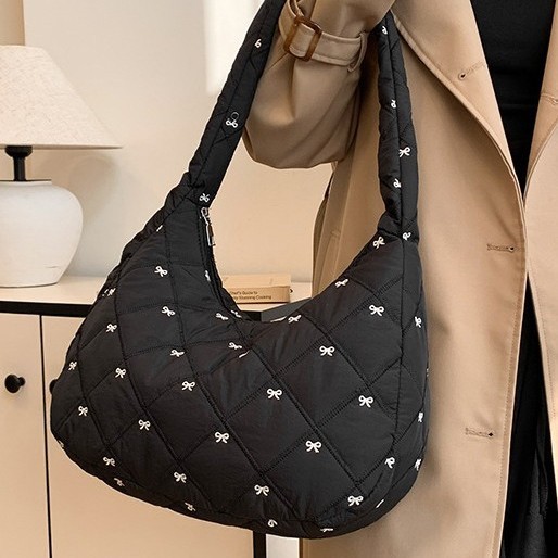A fresh and light bow commuter tote bag with a laid-back style for women, a new autumn and winter bag, a single-shoulder crossbody bag, and an underarm bag details Picture
