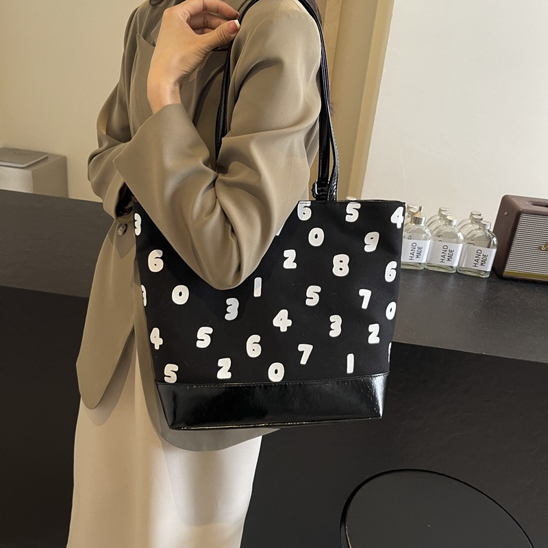 A niche design digital single-shoulder bag for 2024, a fashionable and casual double-shoulder crossbody bag for commuting Application Scenario