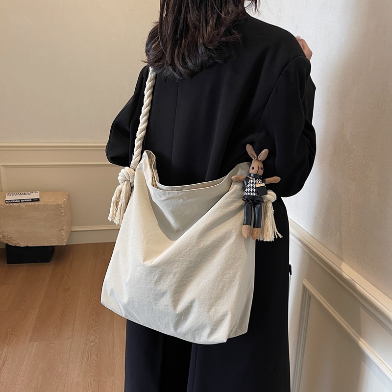 The high-end crossbody bag for women in autumn and winter, the 2024 new large-capacity tote bag, is a versatile commuting and student class bag full figure