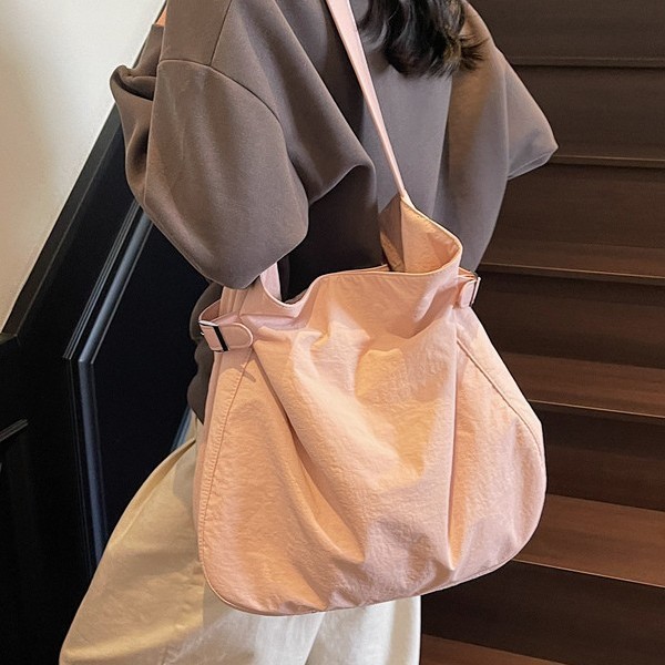 This Korean niche casual and simple tote bag exudes a feminine charm and is a lightweight nylon large-capacity single-shoulder bag for commuting full figure