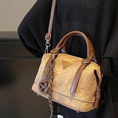 Autumn and winter retro hand-held small bag for women, 2024 new style fashionable oil-wax leather pillow bag, versatile single-shoulder crossbody bag Application Scenario