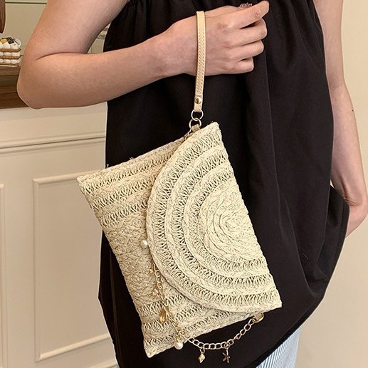 This is a new, trendy and versatile Instagram-textured crossbody bag with a soft surface and casual envelope Application Scenario