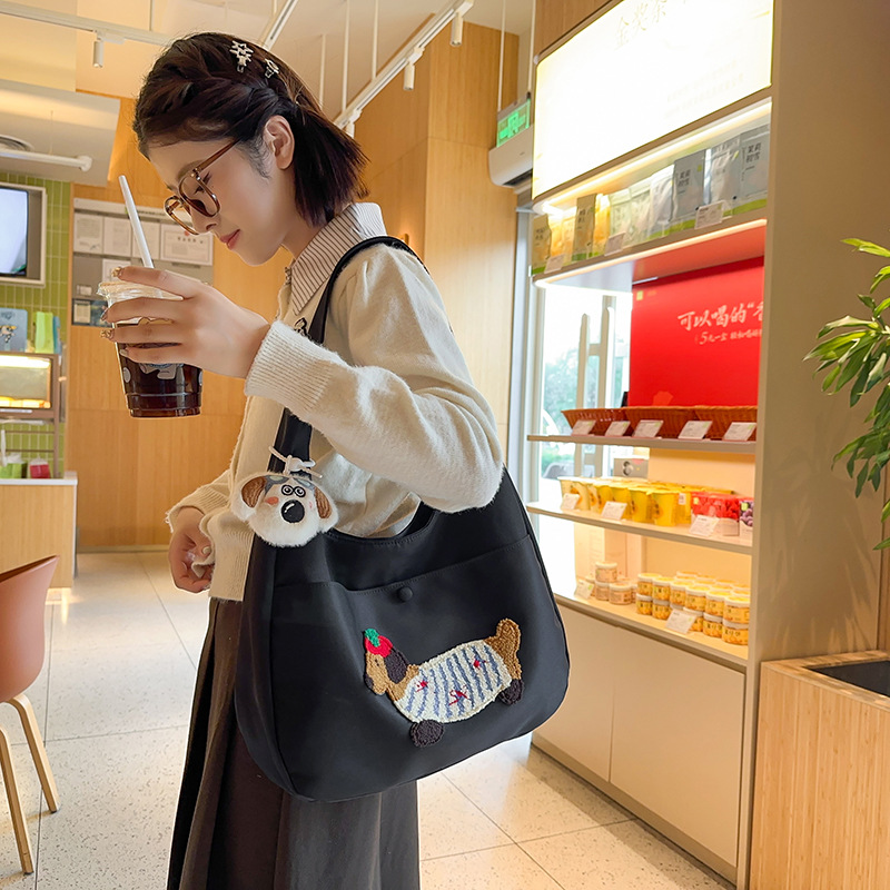 The 2024 new Korean-style cute puppy girl underarm bag with a niche design sense, a versatile commuter tote bag details Picture