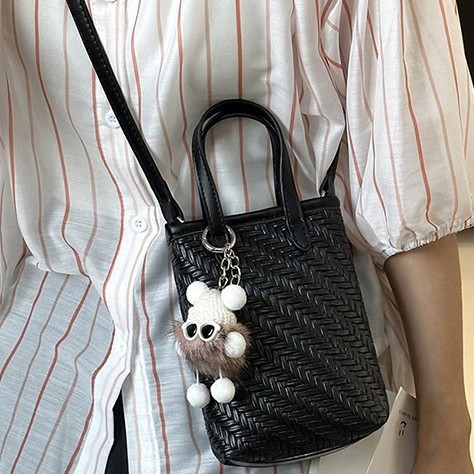 A new mini crossbody mobile phone square bag with a simple and fashionable Korean design for women's summer 2025 Application Scenario