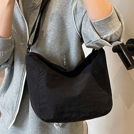 A lightweight nylon tote bag designed for women in 2025, a versatile high-capacity single-shoulder crossbody bag for commuting in South Korea Specification drawing