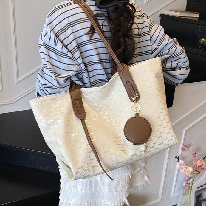 Fashionable and trendy large-capacity tote bag for women 2025 new style, versatile and high-end quality, single-shoulder armpit bag for class and commuting full figure