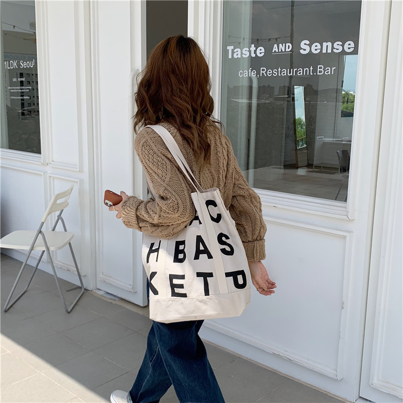 【 In Stock 】1941 letter canvas bag, ins laid-back style single-shoulder cloth bag, women's Korean style large capacity tote bag Application Scenario