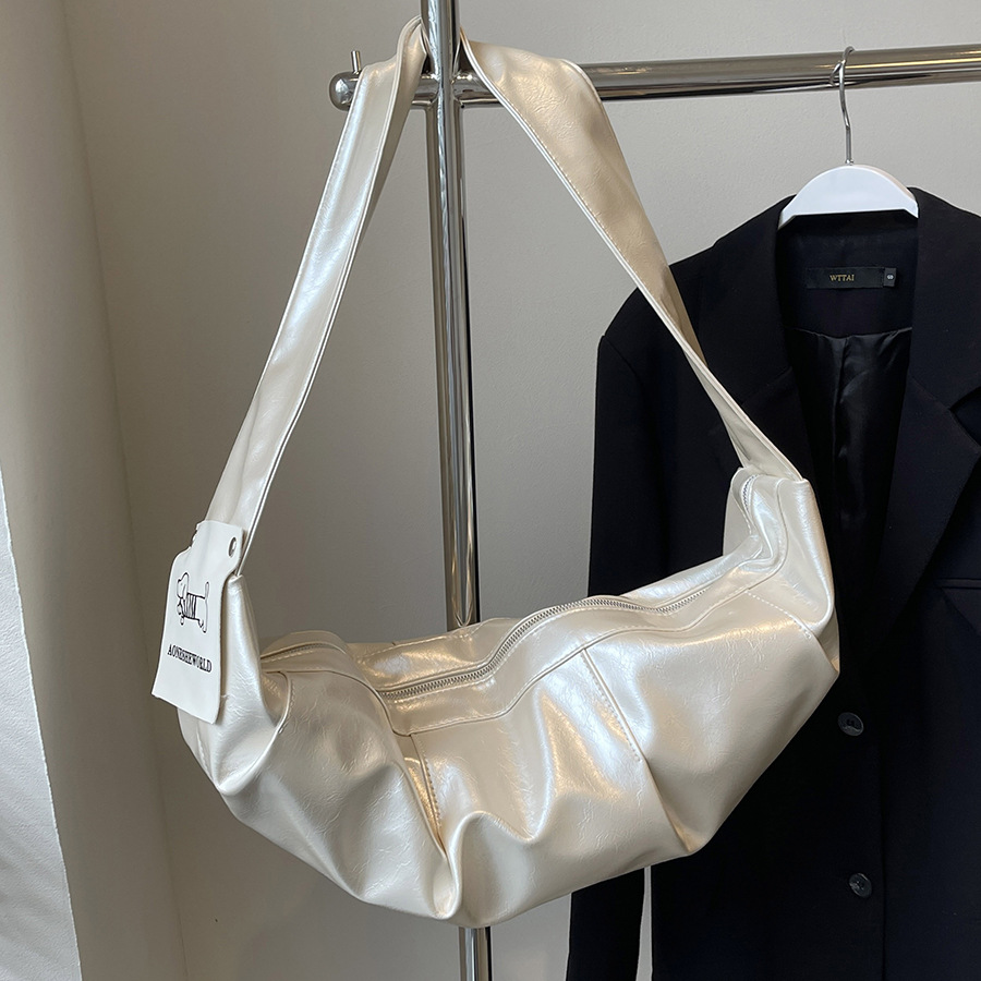 This year, niche design bags are in fashion. The 2024 new women's bags are stylish and versatile, including crossbody bags, single-shoulder underarm half-moon bags full figure