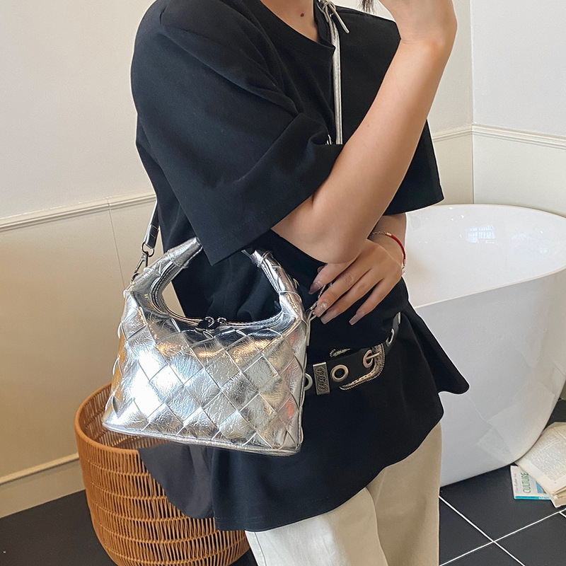 2025 New fashion woven handbag, casual and versatile women's bag, simple diamond-shaped single-shoulder bag, trendy crossbody bag Specification drawing