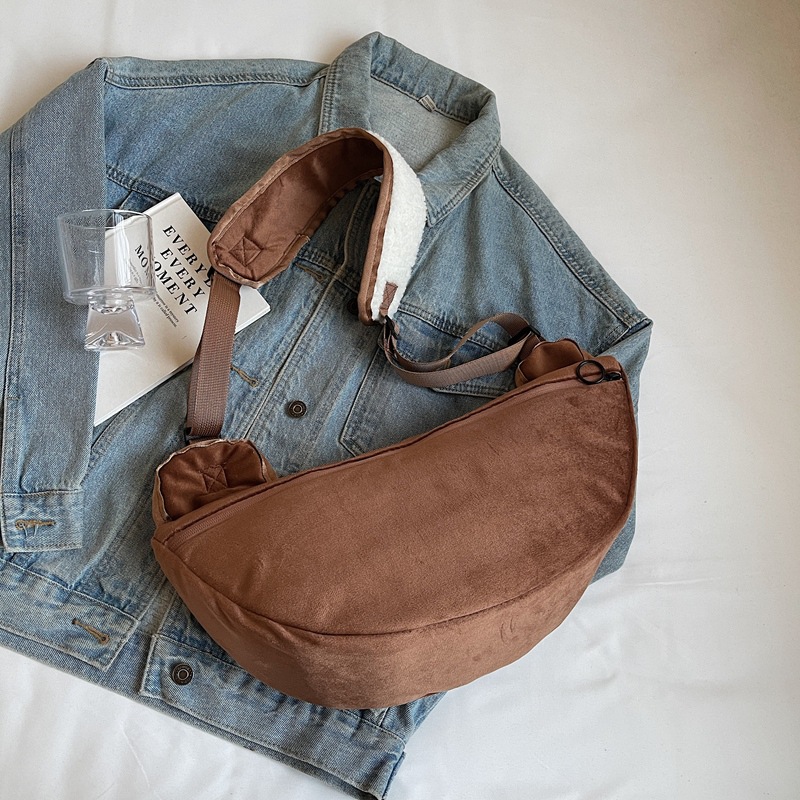A new Korean-style fluffy bag for women's 2024 autumn and winter, a retro casual large-capacity commuter single-shoulder bag Application Scenario