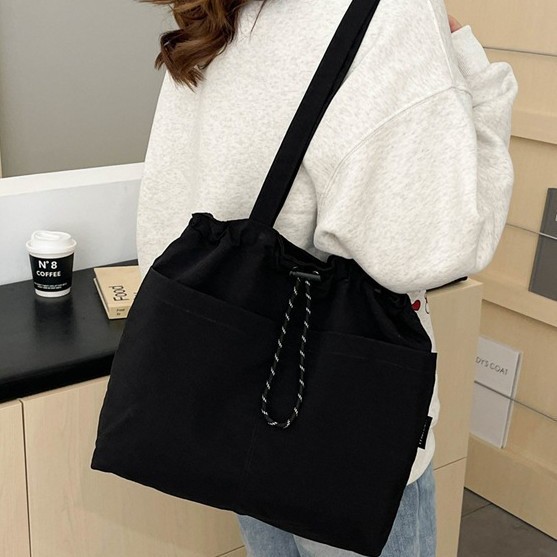 New single-shoulder tote bag, large-capacity autumn and winter nylon fabric drawstring pleated travel bag, casual crossbody bucket for keeping warm Application Scenario