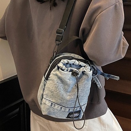 Crossbody bag, color-blocking drawstring bag, men's and women's bucket bag, lightweight water cup bag, single-shoulder bag, travel portable bag full figure