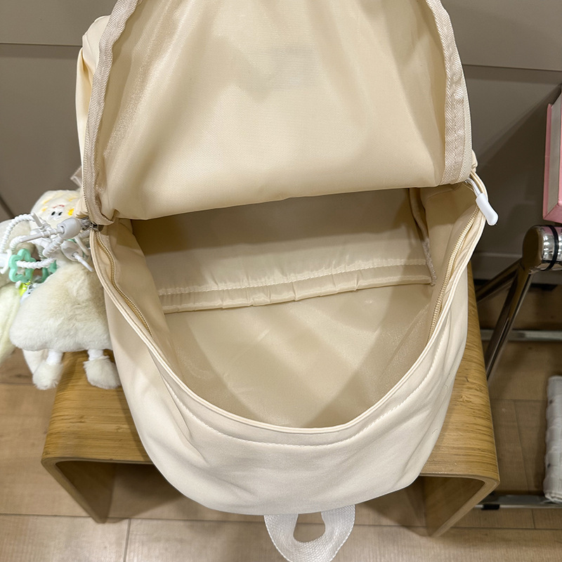 A simple and versatile solid-color backpack for female college students, a fresh and lightweight wide-shoulder backpack for junior and senior high school students Application Scenario