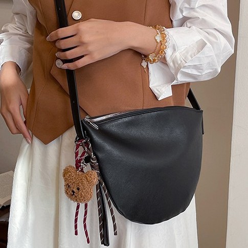 Single-shoulder bag, solid color, single casual small bag, student shoulder bag, Korean style, simple underarm bucket bag, dumpling bag Application Scenario