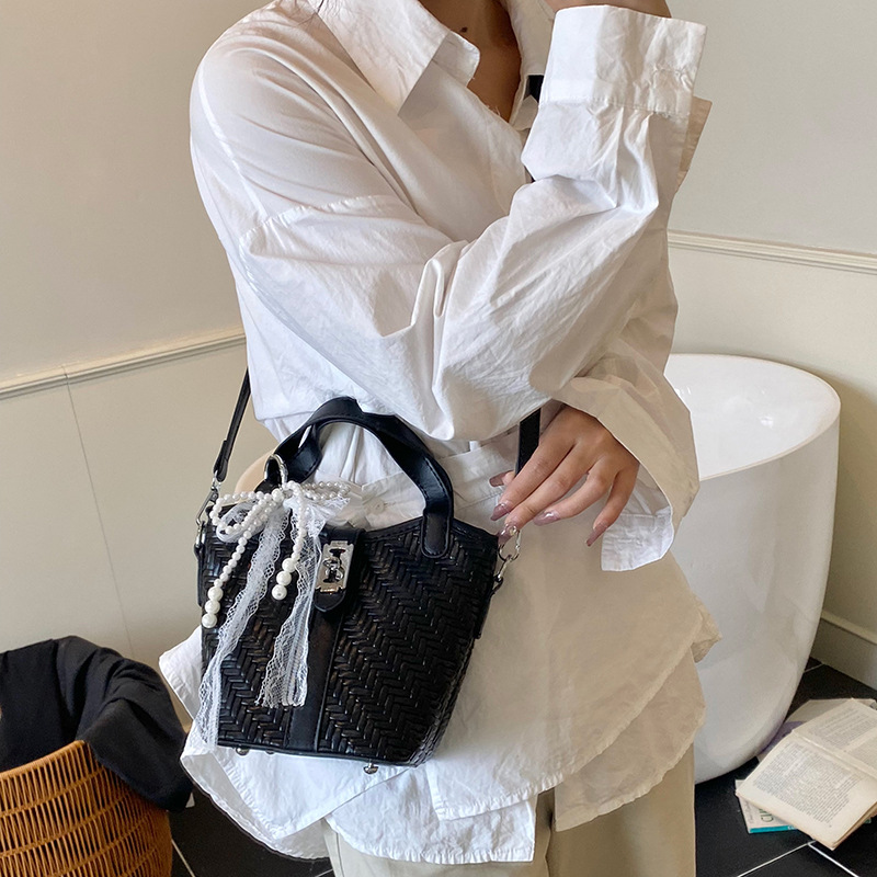 New Summer 2025 fashionable and versatile handbags, casual and niche bucket bags, versatile crossbody bags, and high-end single-shoulder bags Application Scenario