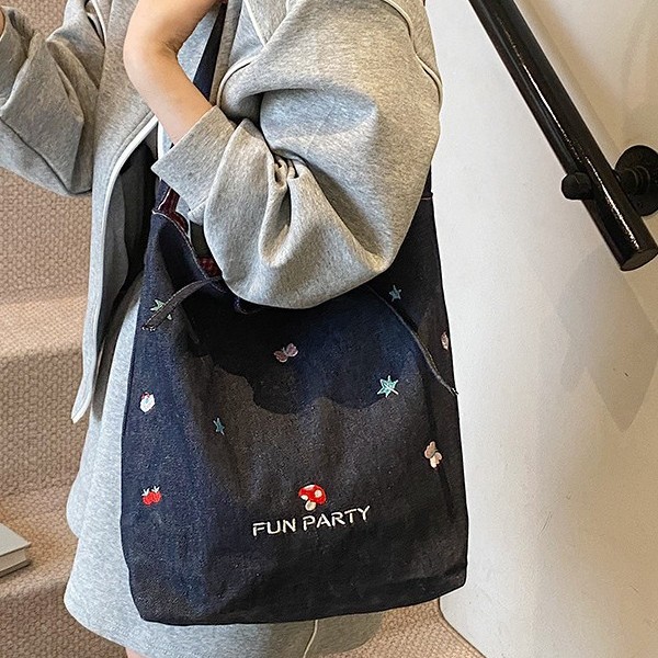 2025 New denim dual-purpose single-shoulder bag for girls, cute embroidered single-shoulder crossbody bag, portable large-capacity student schoolbag details Picture
