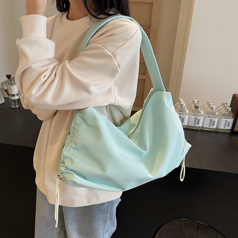 Ins-style autumn/winter new women's 2024 puff Puff large-capacity drawstring dumpling bag, fashionable and laid-back single-shoulder armpit bag details Picture