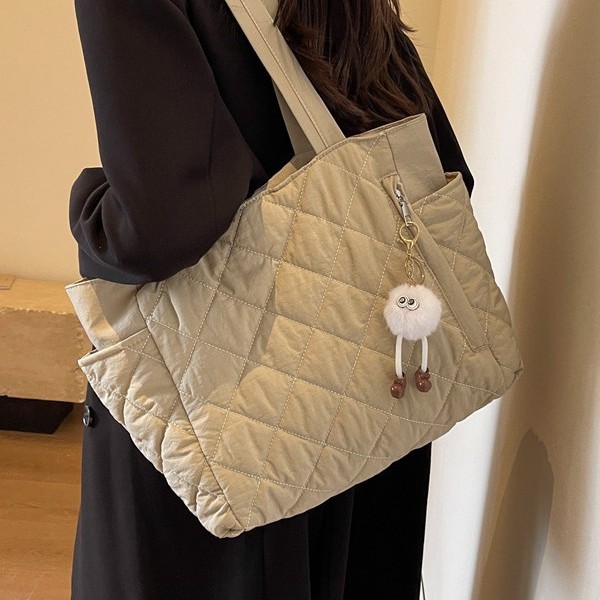 2025 New large-capacity bags, women's diamond-shaped canvas bags, niche and versatile commuter tote bags, single-shoulder bags, cross-border details Picture