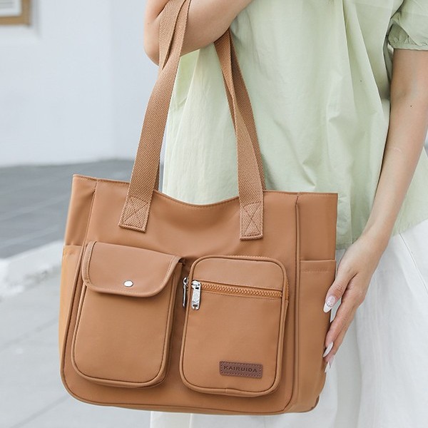 This is a new, simple and fashionable handbag for women. It is a large-capacity, trendy and high-quality nylon multi-layered single-shoulder bag details Picture