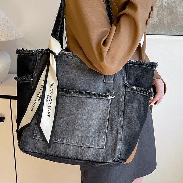 The 2025 new retro denim bag, large-capacity tote bag, single-shoulder bag, casual underarm handbag, and computer bag trend Application Scenario