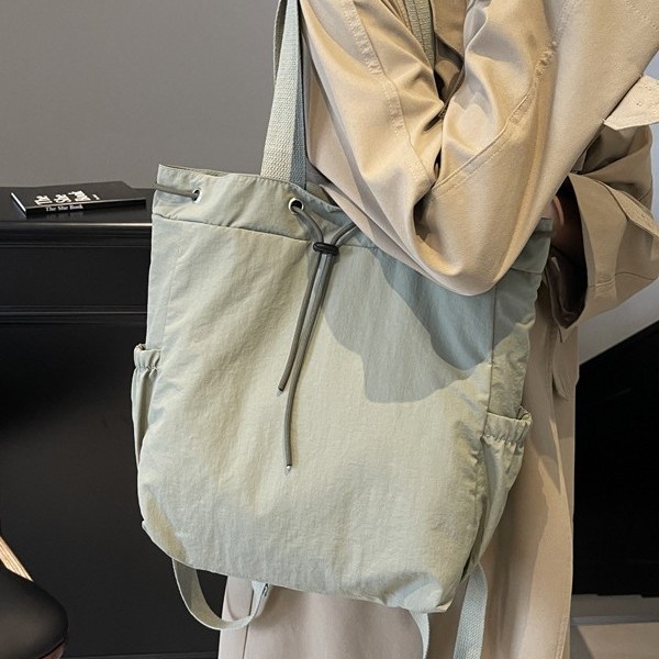 Backpacks for women's commuting, solid-color casual single-shoulder tote bags, large-capacity water-resistant nylon backpacks, a trend details Picture