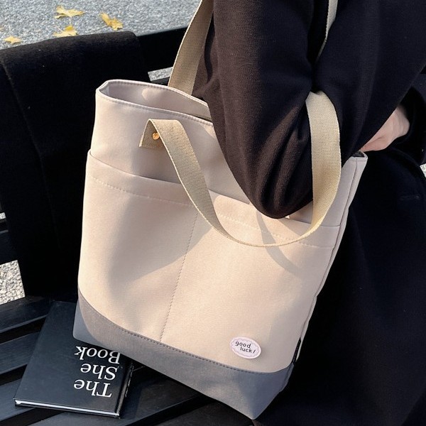 Fashionable and casual large-capacity handbag 2025 Spring new style trendy patchwork single-shoulder bag commuting simple tote bag Application Scenario