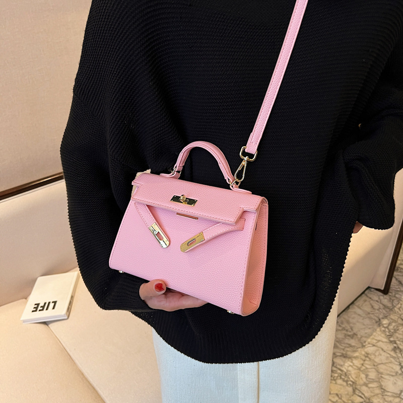 Factory-customized wholesale cross-border high-end Kelly handbag, a retro and versatile commuter single-shoulder crossbody bag for women Application Scenario