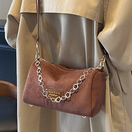 A trendy and niche underarm bag for women, a new 2024 autumn and winter versatile Instagram single-shoulder crossbody chain trendy pillow bag full figure