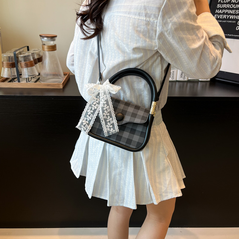 2025 New best-selling versatile handbags: trendy small square bag, versatile shoulder bag, stylish checkered crossbody bag, women's bag Application Scenario