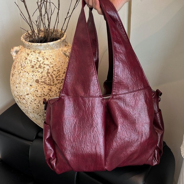 A high-end, niche retro tote bag for women, a new large-capacity soft leather hand-held shoulder bag, a versatile motorcycle casual bag Application Scenario