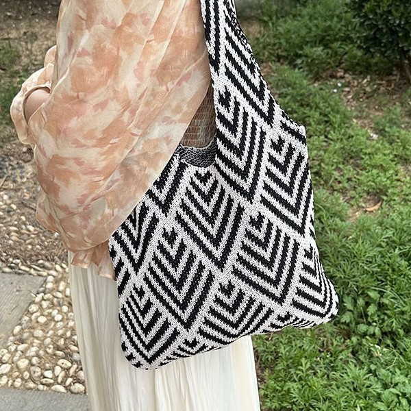 Spring and Summer new versatile Tote bag for women, large-capacity knitted diamond-shaped simple color-blocking striped geometric pattern women's bag Application Scenario
