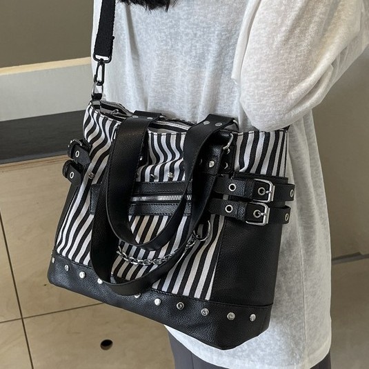 Tote Bag 2024 Summer New large-capacity handbag, women's fashionable crossbody bag, trendy and personalized single-shoulder bag Application Scenario
